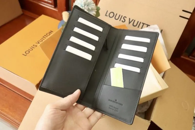 Alternative view of LV Wallets-1899