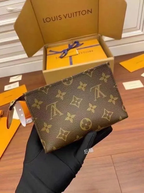 Alternative view of LV Wallets-1906