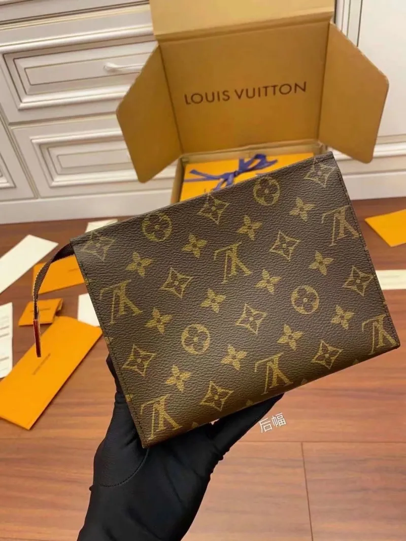 Alternative view of LV Wallets-1907