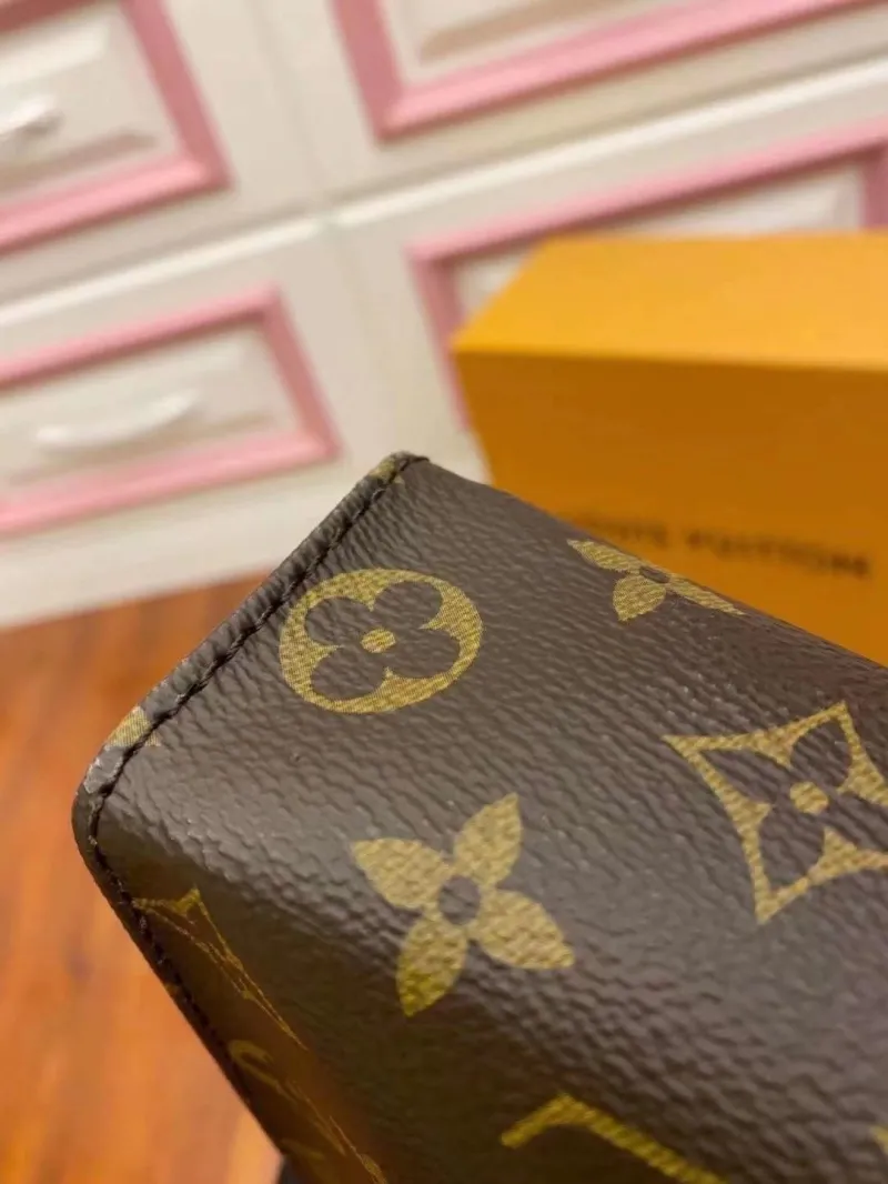 Alternative view of LV Wallets-1908