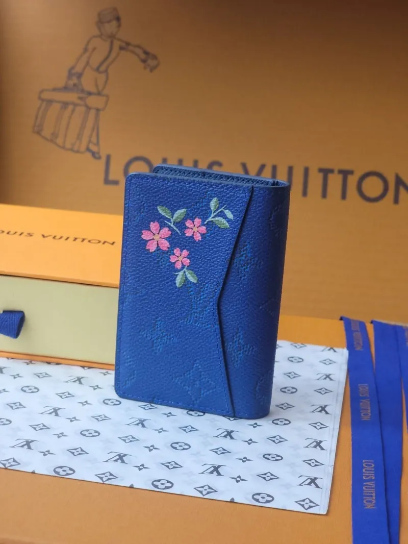 Alternative view of LV Wallets-1912