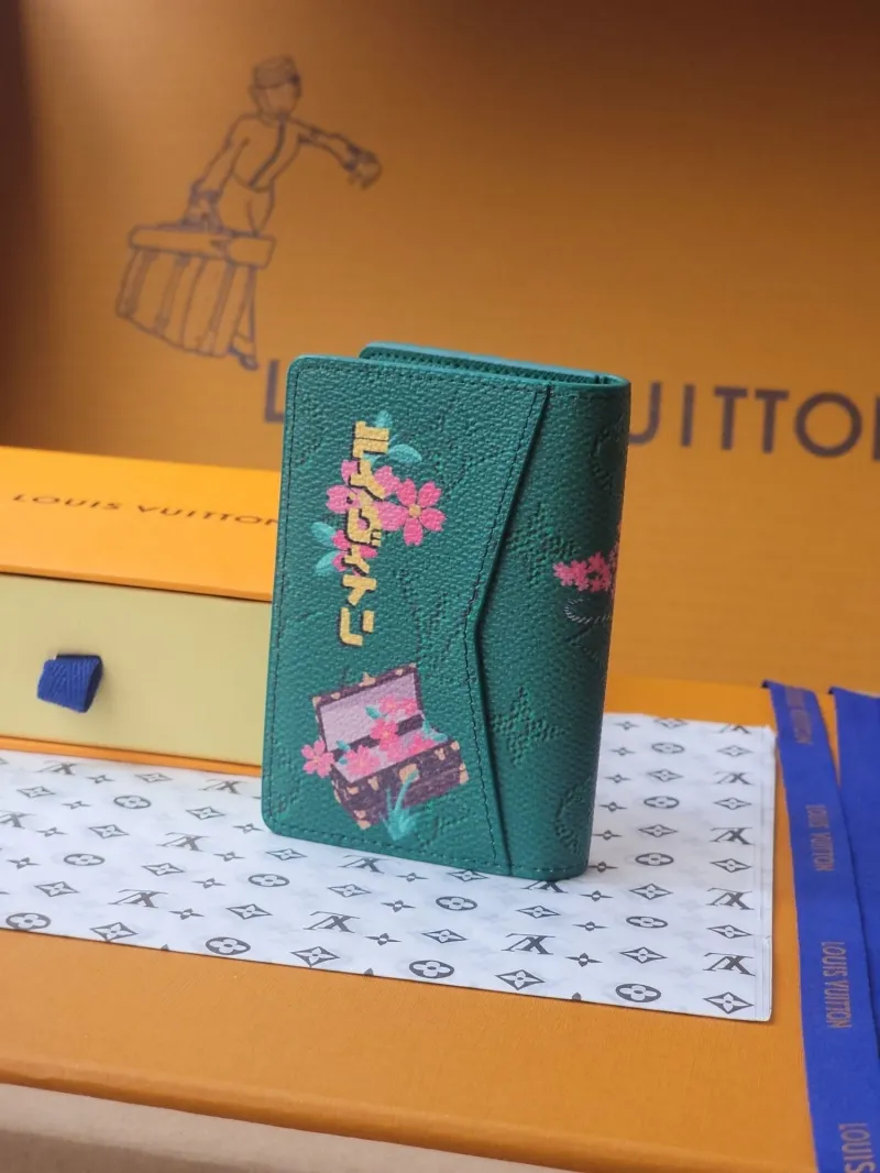 Alternative view of LV Wallets-1913