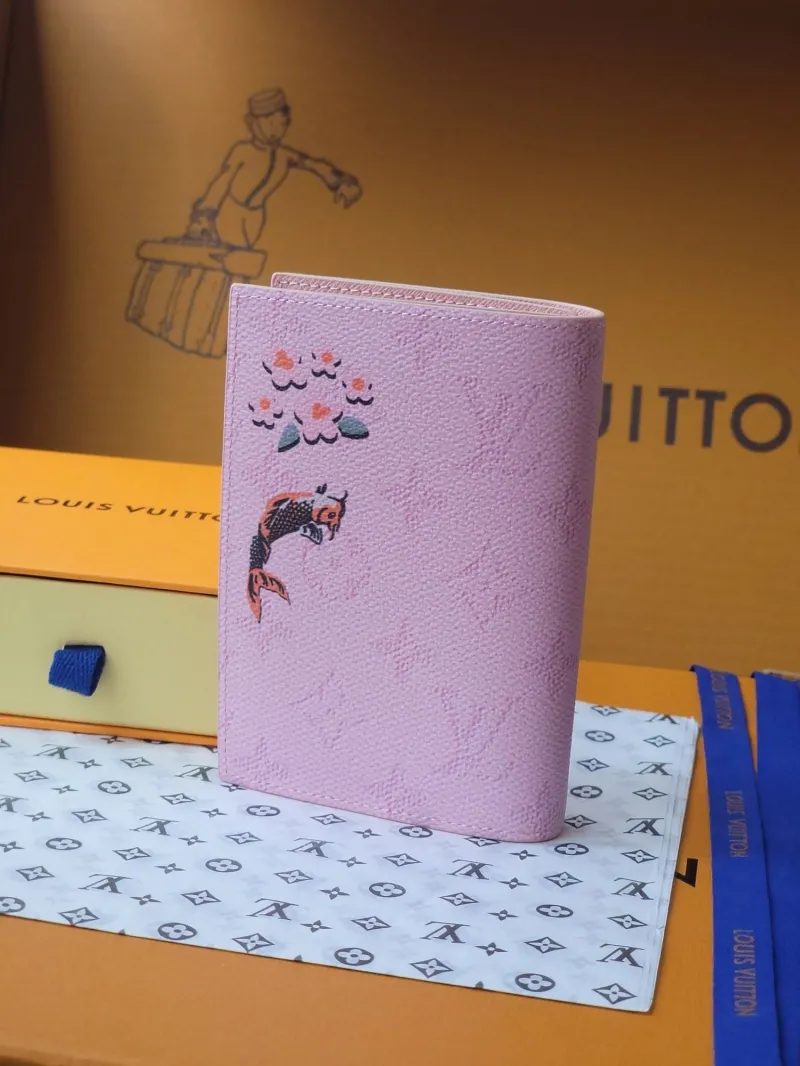 Alternative view of LV Wallets-1914