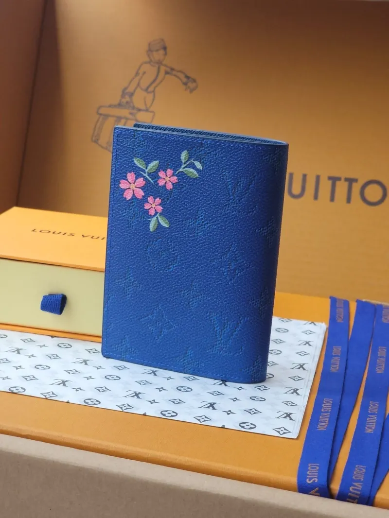 Alternative view of LV Wallets-1915