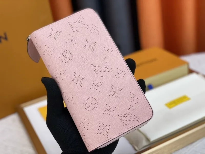 LV Wallets-1917