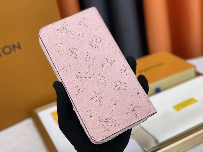 Alternative view of LV Wallets-1917