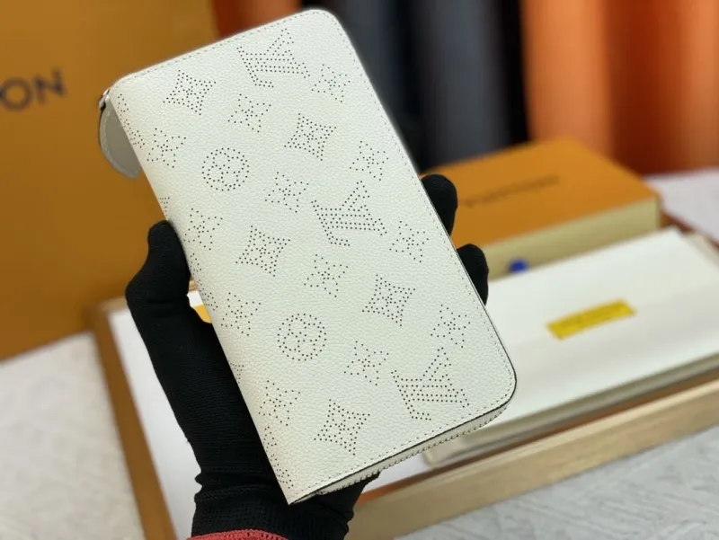 LV Wallets-1918