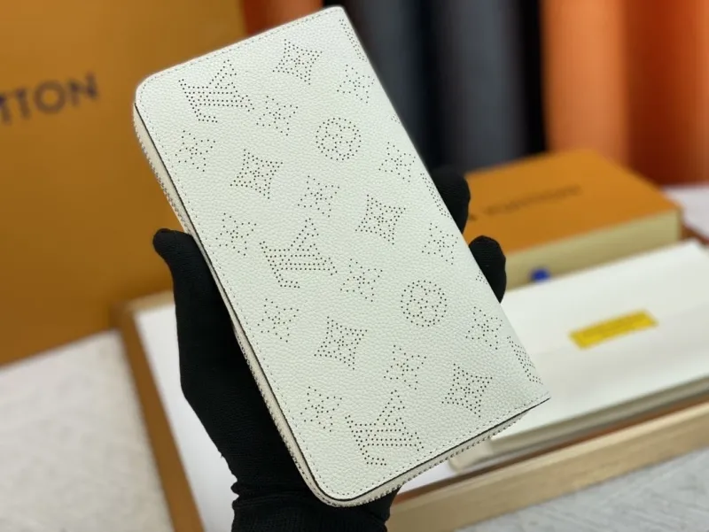 Alternative view of LV Wallets-1918