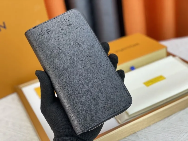 LV Wallets-1919