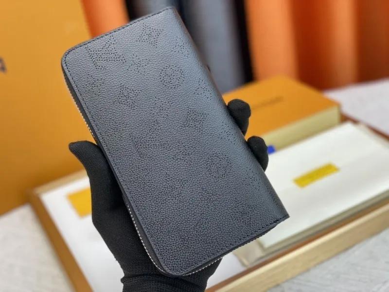Alternative view of LV Wallets-1919