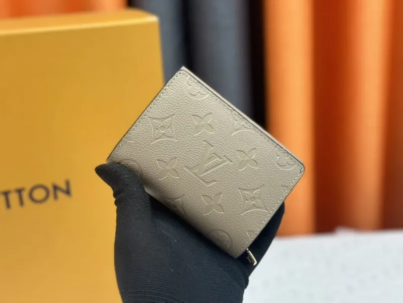 Alternative view of LV Wallets-1920