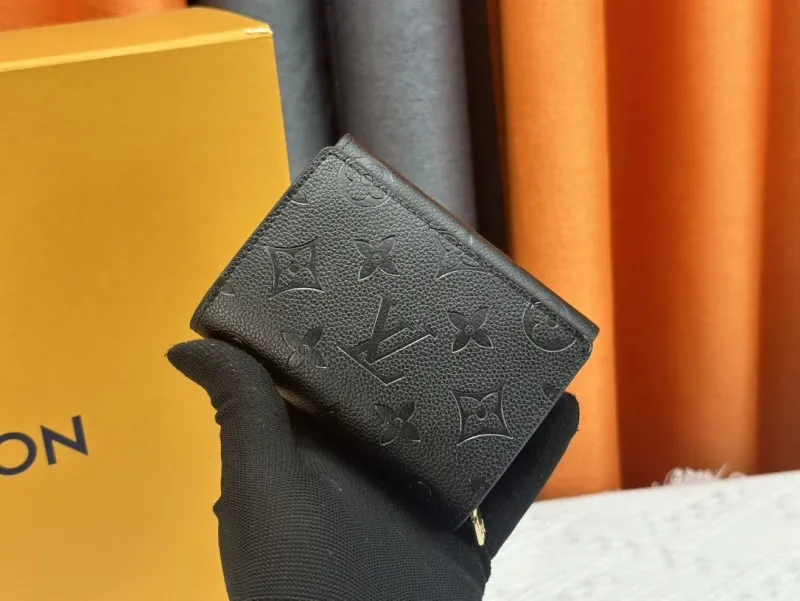 Alternative view of LV Wallets-1921