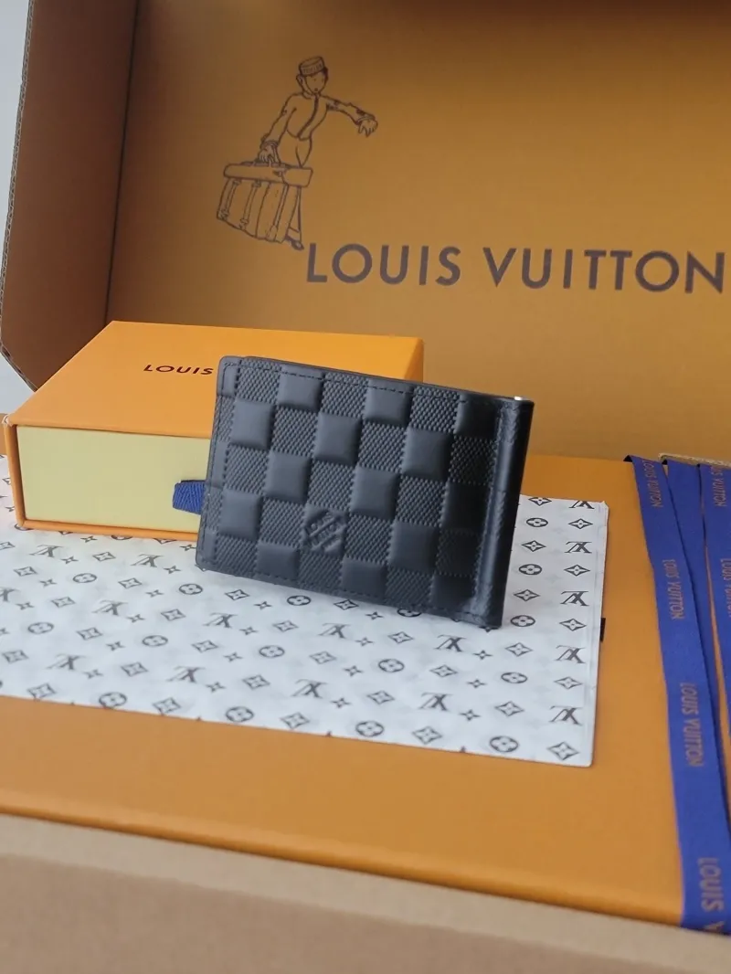 Alternative view of LV Wallets-1930