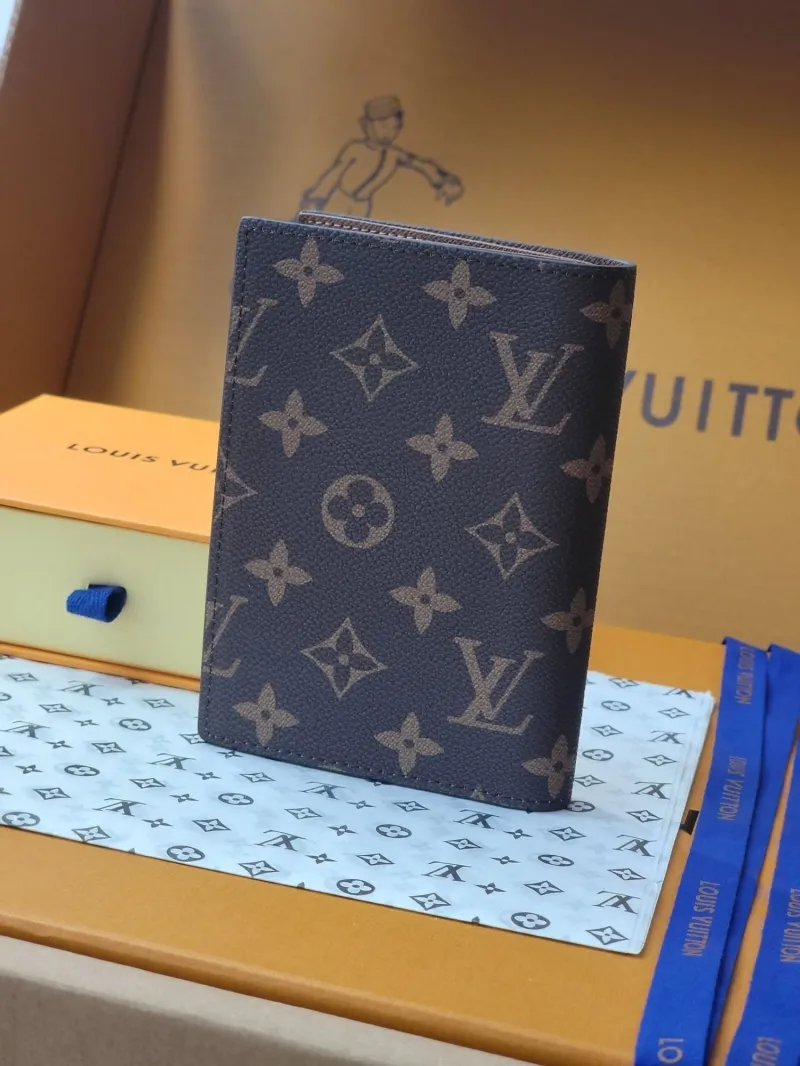 Alternative view of LV Wallets-1932