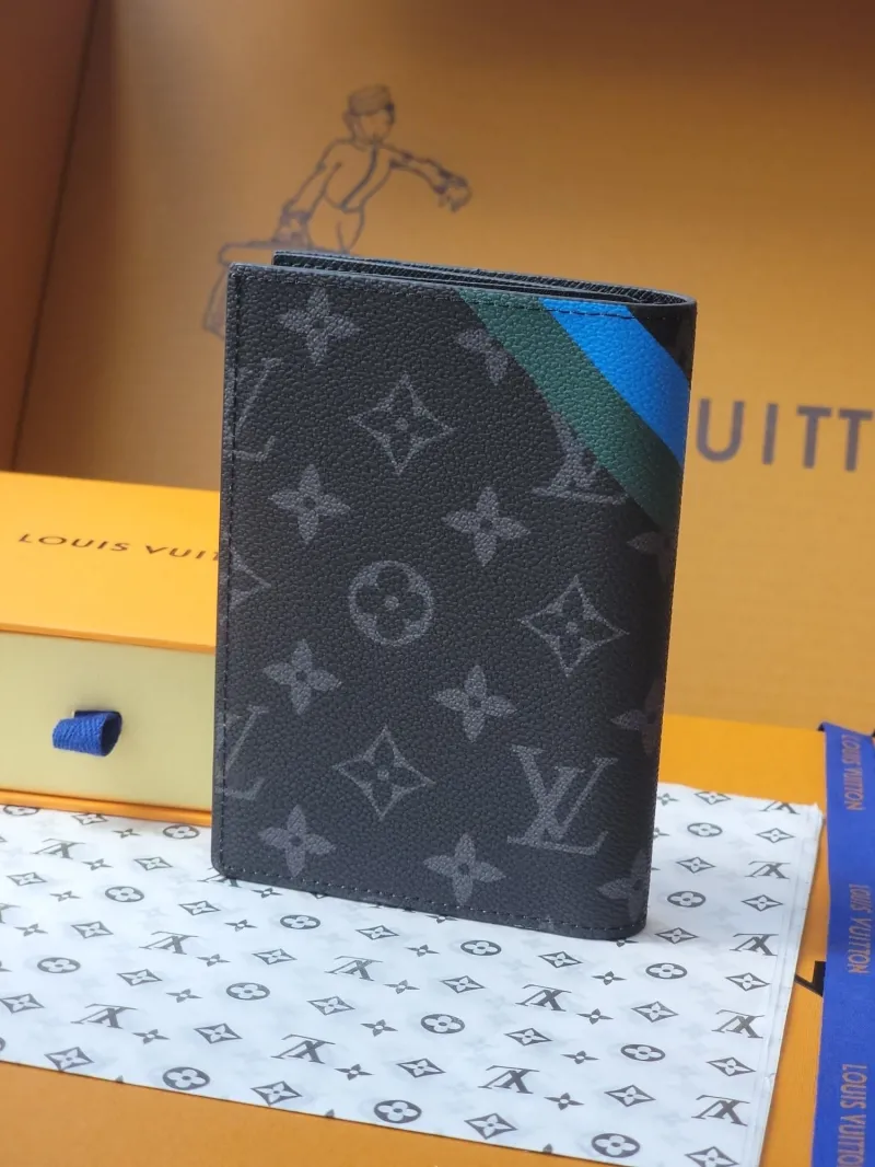 Alternative view of LV Wallets-1933