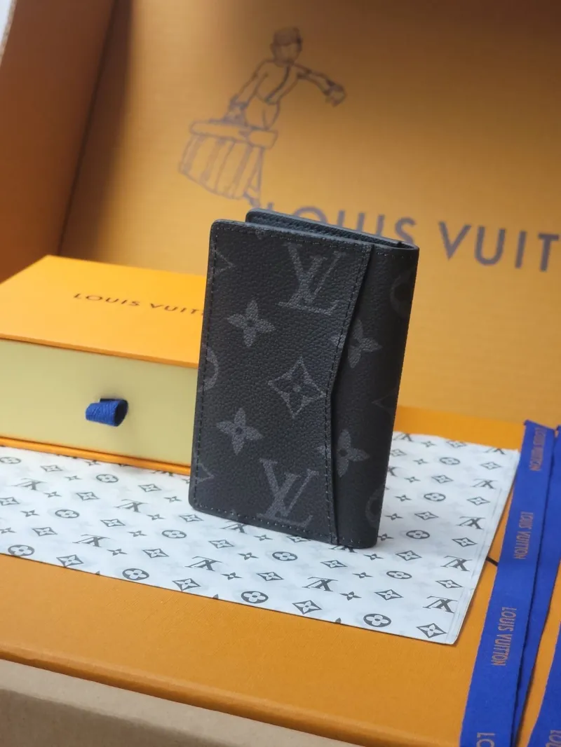 Alternative view of LV Wallets-1934