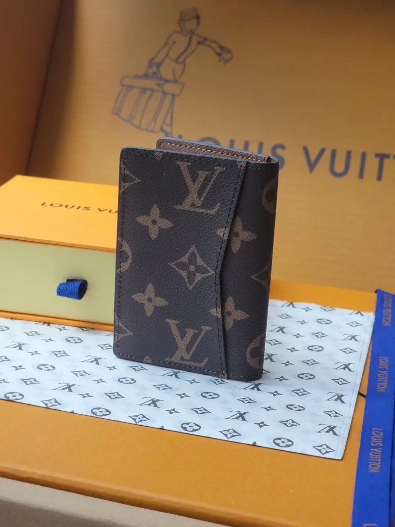 Alternative view of LV Wallets-1935