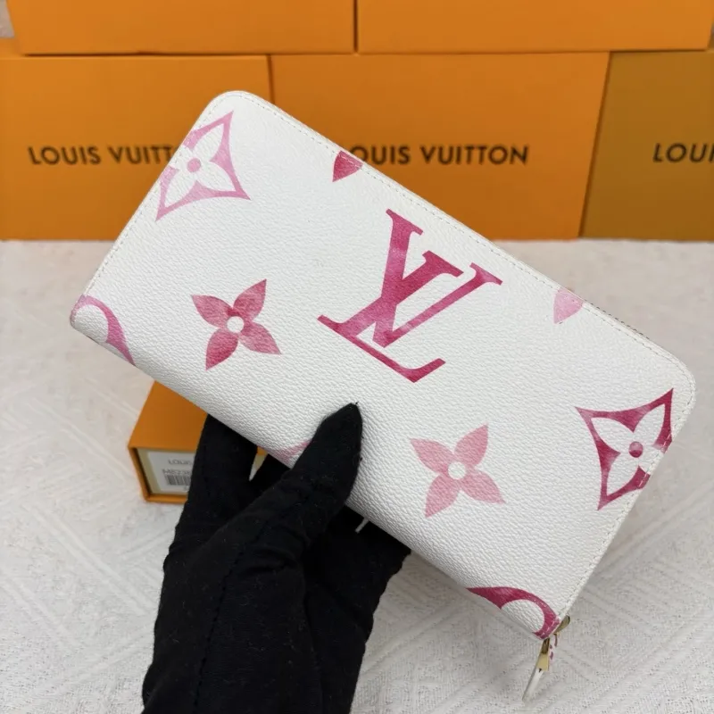 Alternative view of LV Wallets-1946