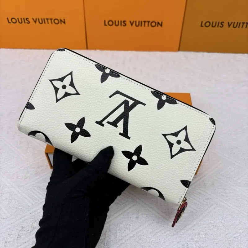 Alternative view of LV Wallets-1947