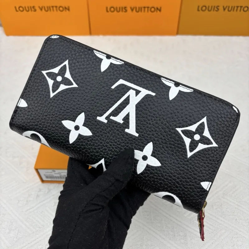 Alternative view of LV Wallets-1948