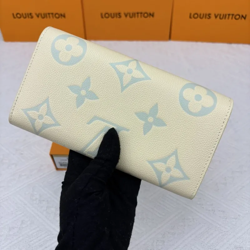 Alternative view of LV Wallets-1950