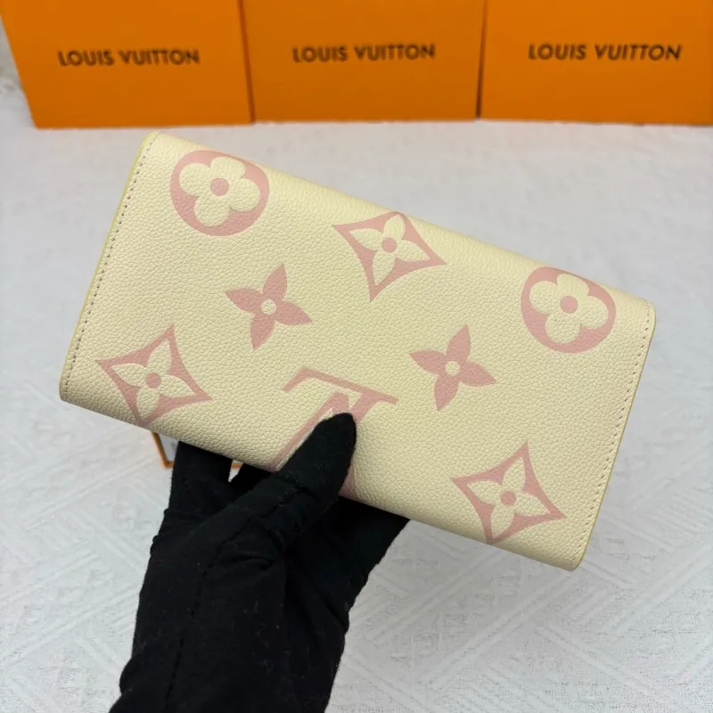 Alternative view of LV Wallets-1951