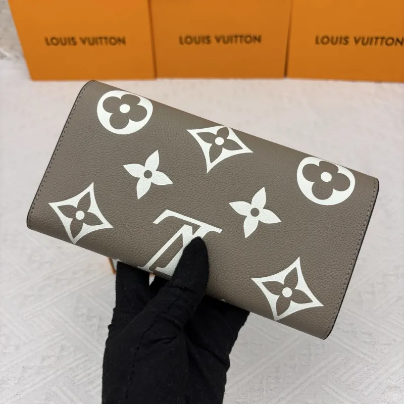 Alternative view of LV Wallets-1953