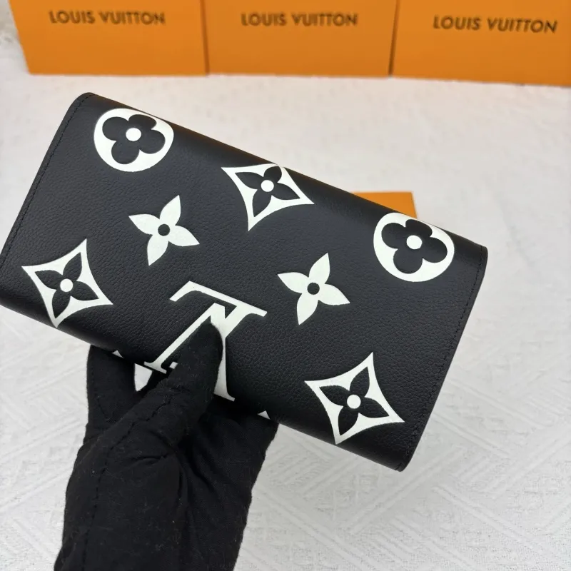 Alternative view of LV Wallets-1954