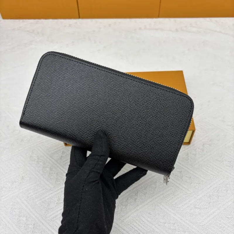 Alternative view of LV Wallets-2003