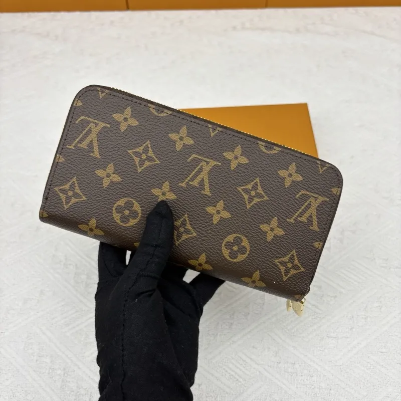 Alternative view of LV Wallets-2004