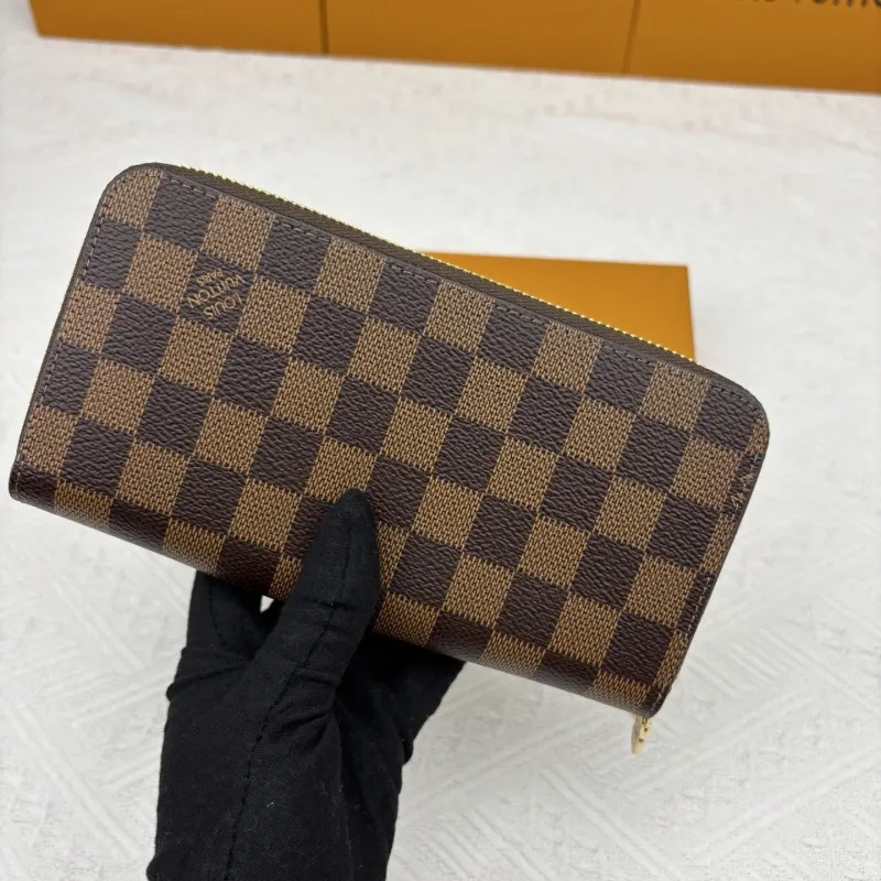 Alternative view of LV Wallets-2005
