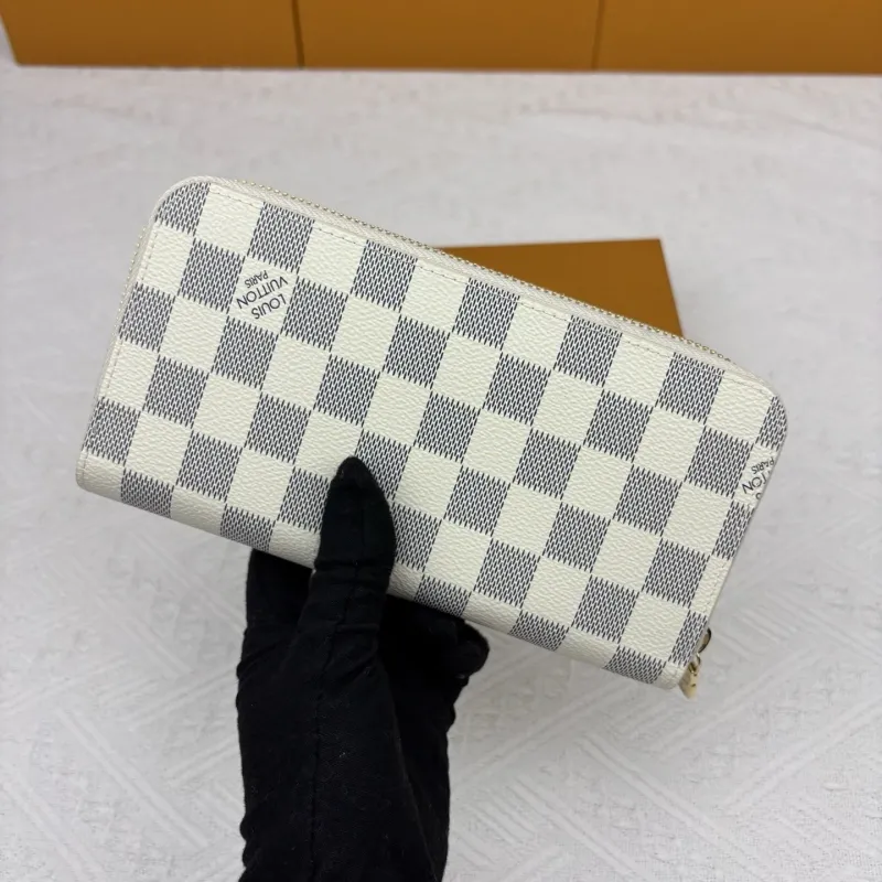 Alternative view of LV Wallets-2006