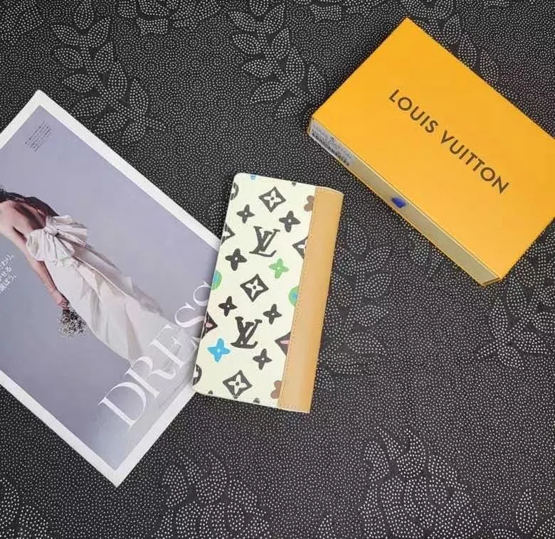 Alternative view of LV Wallets-2029