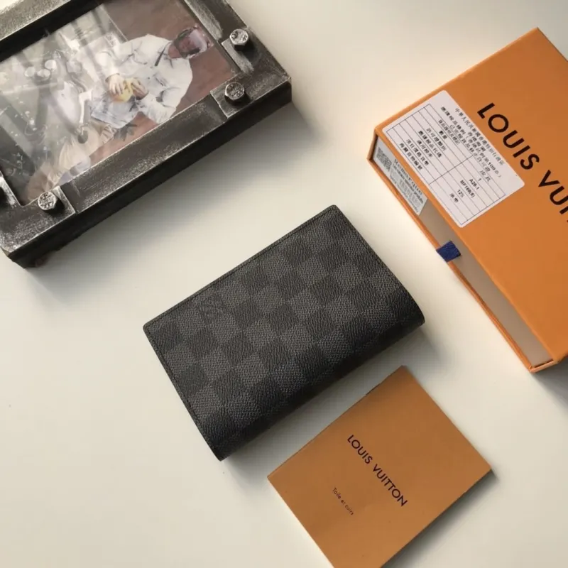 Alternative view of LV Wallets-2039