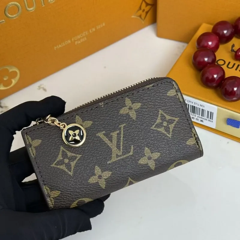 Alternative view of LV Wallets-2052