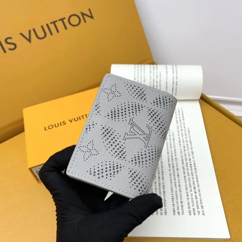 Alternative view of LV Wallets-2063