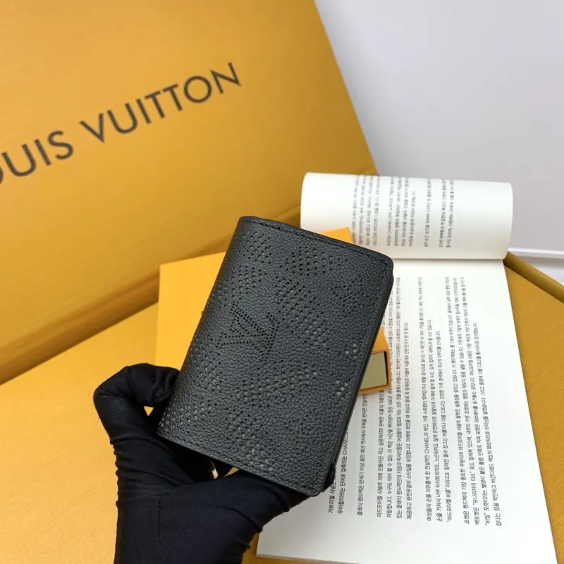 Alternative view of LV Wallets-2065