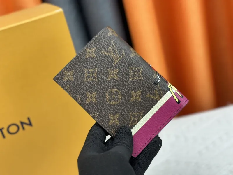 Alternative view of LV Wallets-2083