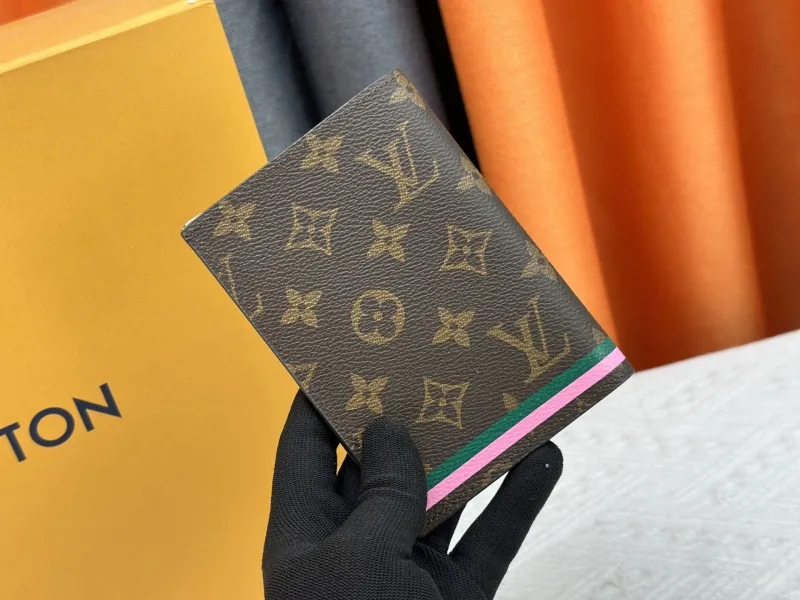 Alternative view of LV Wallets-2084