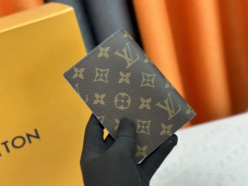 Alternative view of LV Wallets-2095
