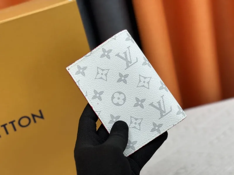 Alternative view of LV Wallets-2096