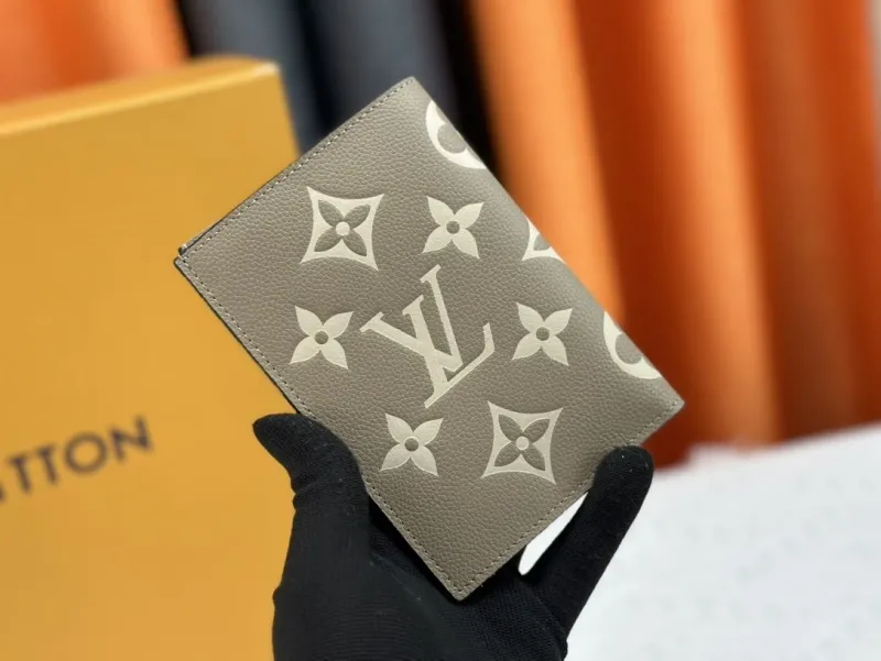 Alternative view of LV Wallets-2104