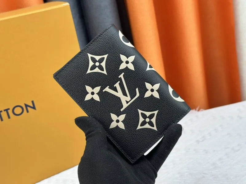 Alternative view of LV Wallets-2105