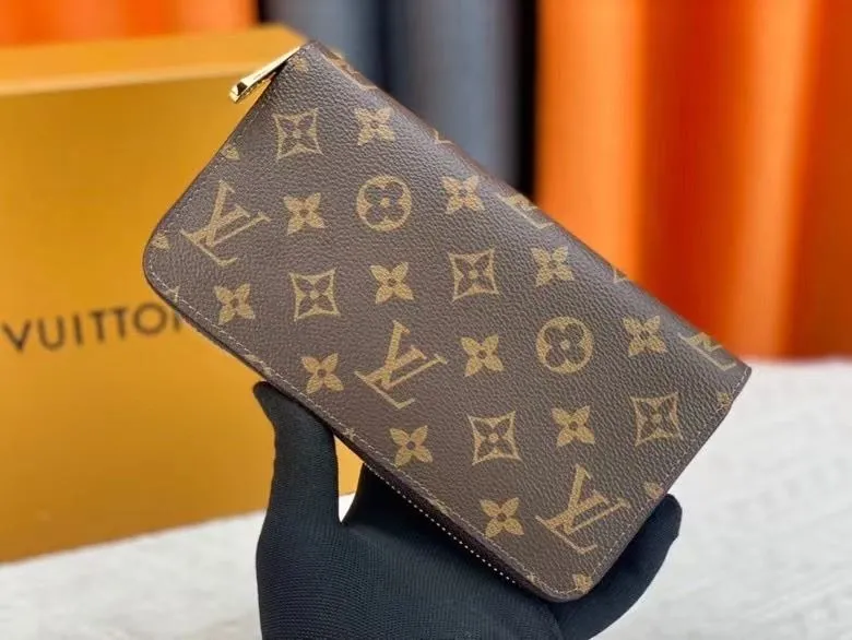 Alternative view of LV Wallets-2119