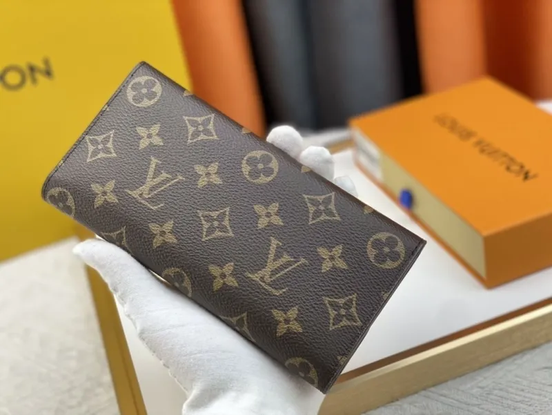 Alternative view of LV Wallets-2132