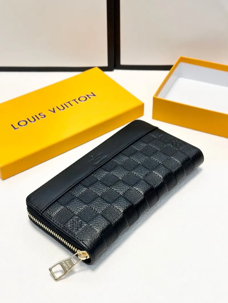 Alternative view of LV Wallets-2152