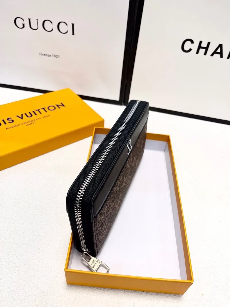 Alternative view of LV Wallets-2157