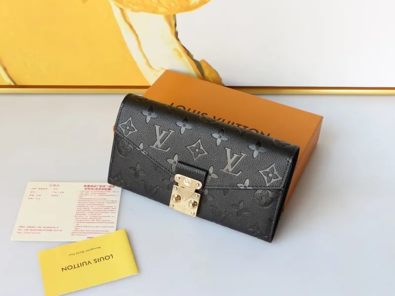 Alternative view of LV Wallets-2209