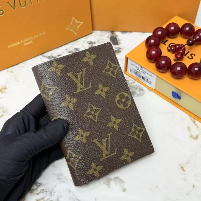 Alternative view of LV Wallets-2216