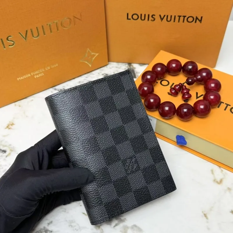 Alternative view of LV Wallets-2217